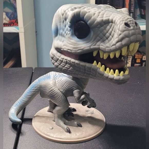 Jurassic World Blue 10" US Exclusive Pop! Vinyl Figure - Picture 3 of 4
